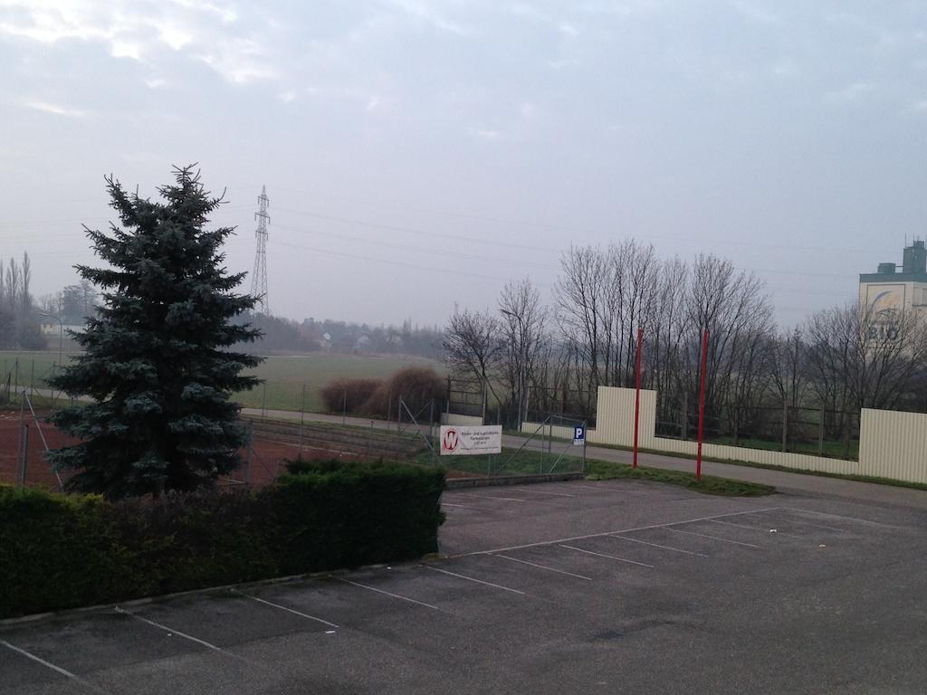 Pension Tennisweber Schwechat Buitenkant foto