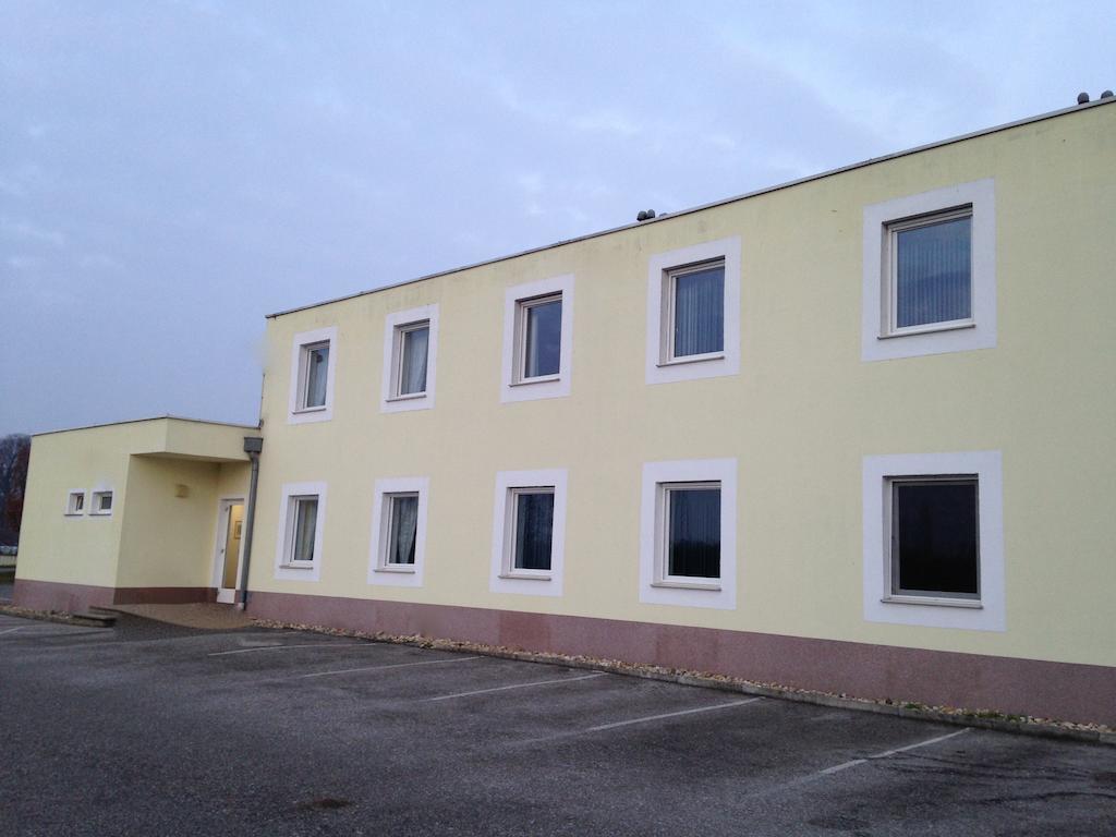Pension Tennisweber Schwechat Buitenkant foto