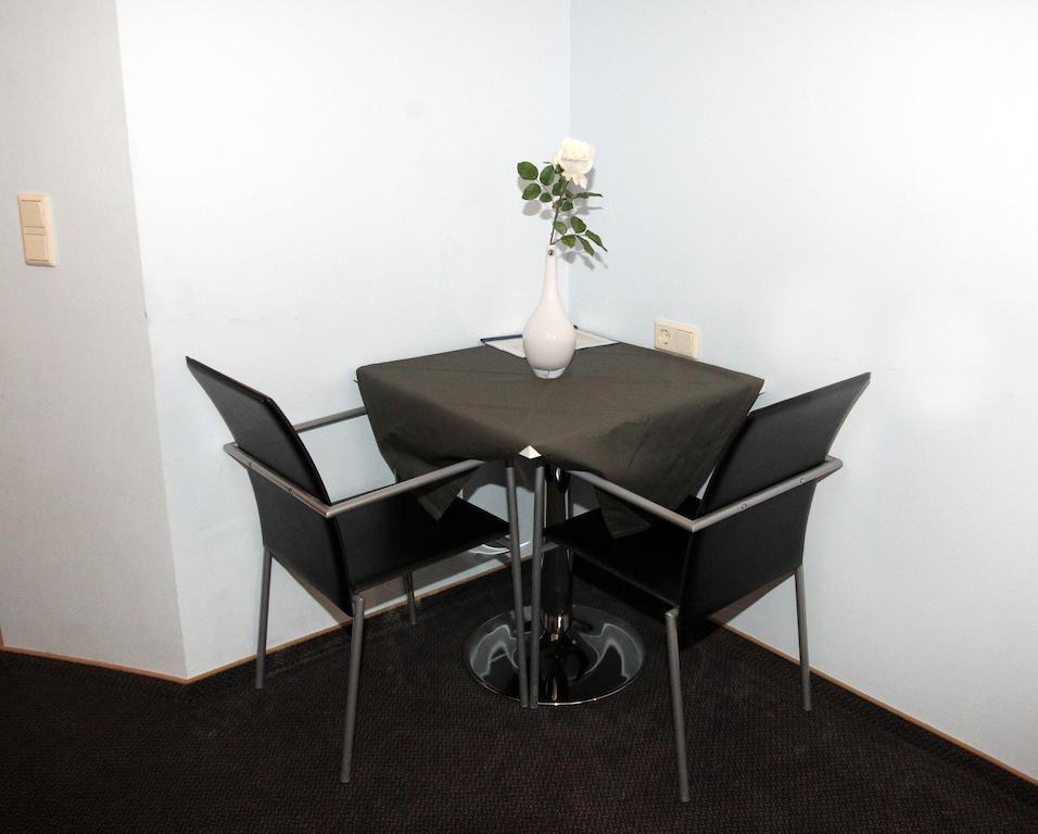 Pension Tennisweber Schwechat Kamer foto