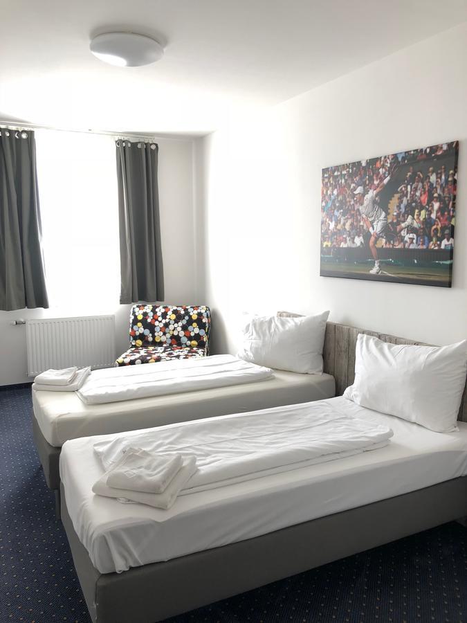 Pension Tennisweber Schwechat Buitenkant foto