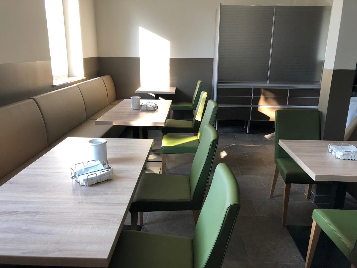 Pension Tennisweber Schwechat Buitenkant foto