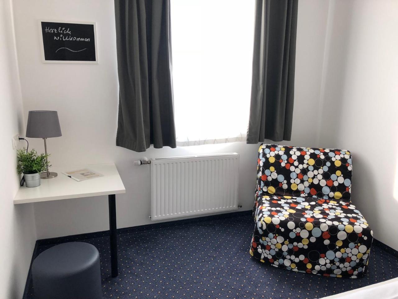 Pension Tennisweber Schwechat Buitenkant foto